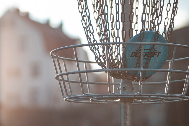 Frisbeegolf Kiekon Valitseminen: Opas Aloittelijoille ja Edistyneille Pelaajille